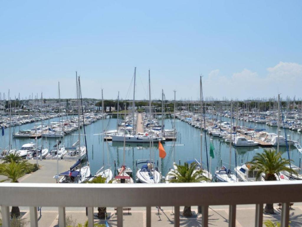 Appartement Appartement Port Camargue, 2 pièces, 4 personnes - FR-1-250-56 Appartement NÂ° 435 - Entree D - 4E Etage - Pk 672 - 4 Rue De L Hermione - 30240 Le Grau-du-Roi