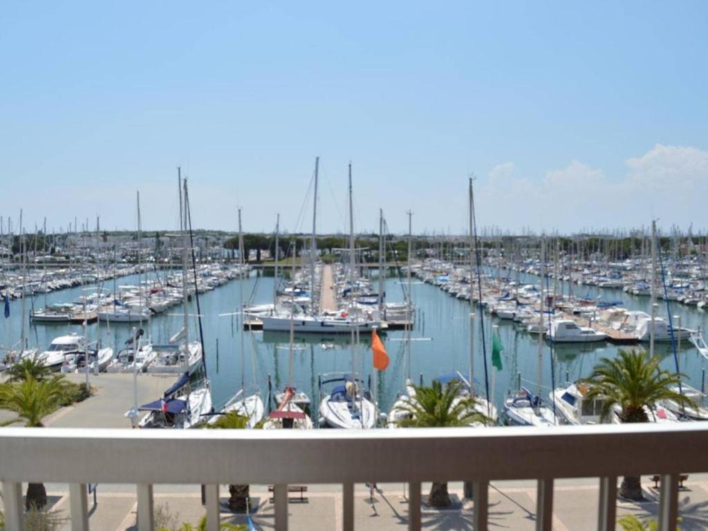 Appartement Port Camargue, 2 pièces, 4 personnes - FR-1-250-56 Appartement N° 435 - Entree D - 4E Etage - Pk 672 - 4 Rue De L Hermione -, 30240 Le Grau-du-Roi