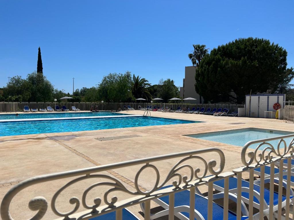 Appartement pour 2 adultes et 2 enfants Les Mimosas à Vacancéole avec piscine 395 Boulevard Plage de l'Argentière, 83250 La Londe-les-Maures