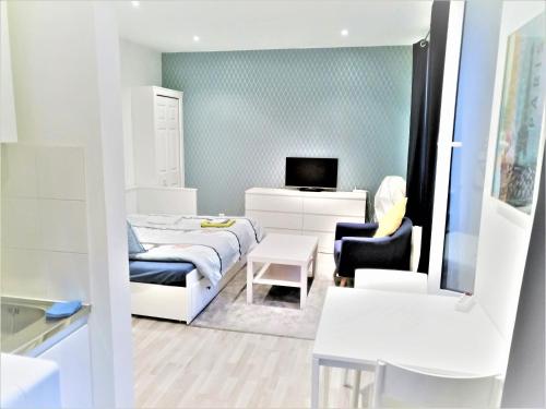APPARTEMENT PROCHE CENTRE VILLE, GARE ET AUTOROUTE