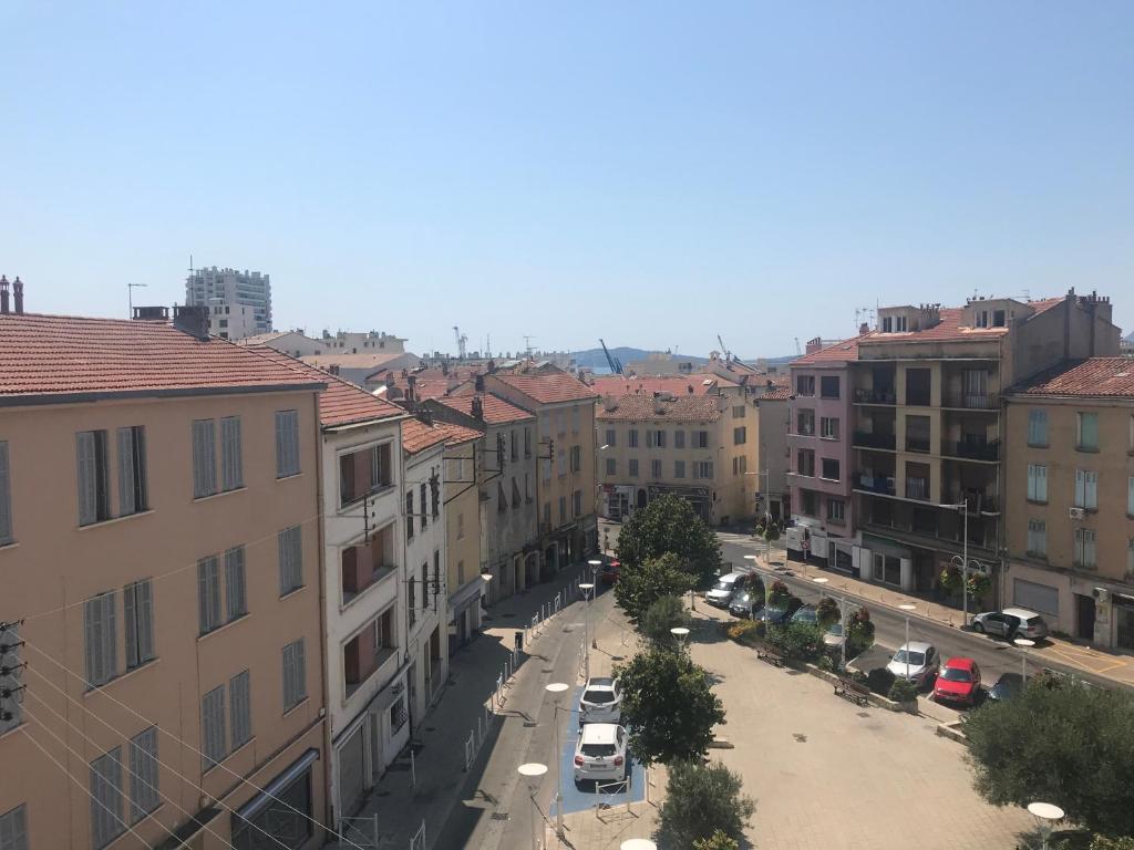 Appartement Appartement proche centre ville, port, et mont Faron 1 Place Sadi Carnot 83200 Toulon