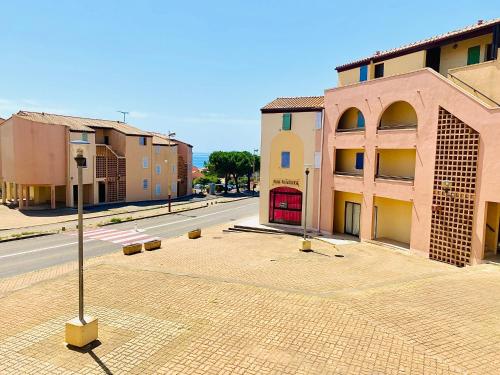APPARTEMENT PROCHE MER AVEC PISCINE ET PARKING