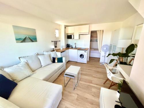 Appartement refait à neuf entre la lagune et la mer, direct plage vue mer & piscine