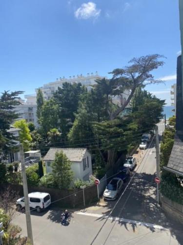 APPARTEMENT REFAIT A NEUF, IDEALEMENT SITUÉ