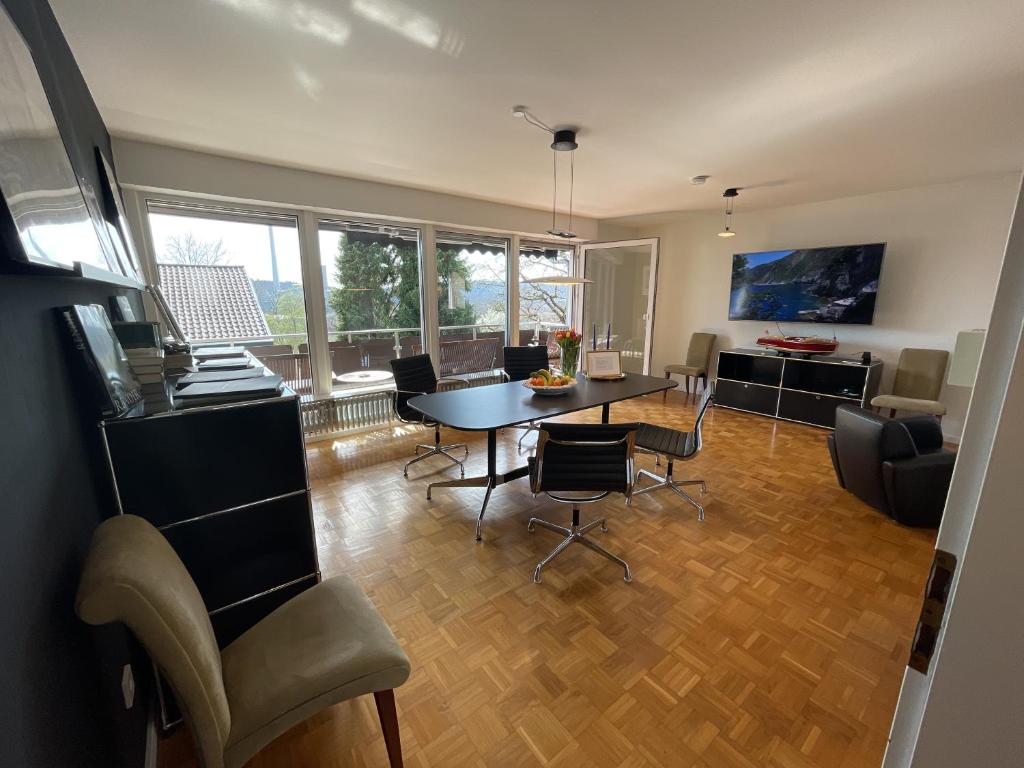 Appartement Appartement Region Esslingen - Nähe Messe - Flughafen - Stuttgart - Wohnen und Arbeiten auf Zeit in 120m2 Wohlfühlatmosphäre - ab 3 Übernachtungen - geeignet für 4 Personen - Beistellbett möglich - Kinder und Tiere willkommen - Garage für e-bikes 29 Ludwigstraße ebenerdig - Eingang durch den Vorgarten 73776 Altbach