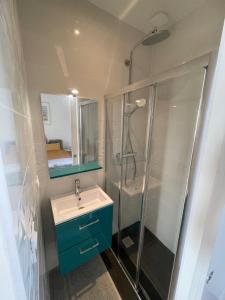 Appartement rénové dans villa d'exception face à la mer
