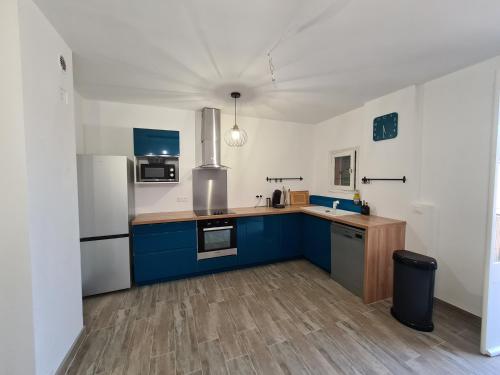 Appartement rénové indépendant avec garage au centre du village