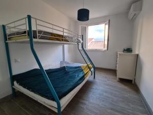 Appartement rénové indépendant avec garage au centre du village