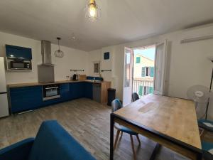 Appartement rénové indépendant avec garage au centre du village