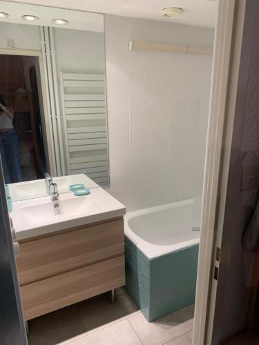 APPARTEMENT RÉNOVE, RÉSIDENCE COTE BRUNE, CENTRE STATION, PIED DES PISTES, 30m² 4/5 pers