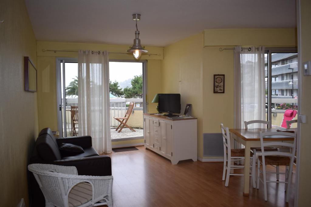 Appartement Appartement rénové situé plage de Trestraou à PERROS-GUIREC - Réf 857 Appartement n°41, 1er étage, escalier E 22700 Perros-Guirec