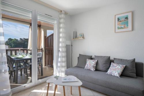 Appartement residentiel avec acces piscine a 200m de la plage