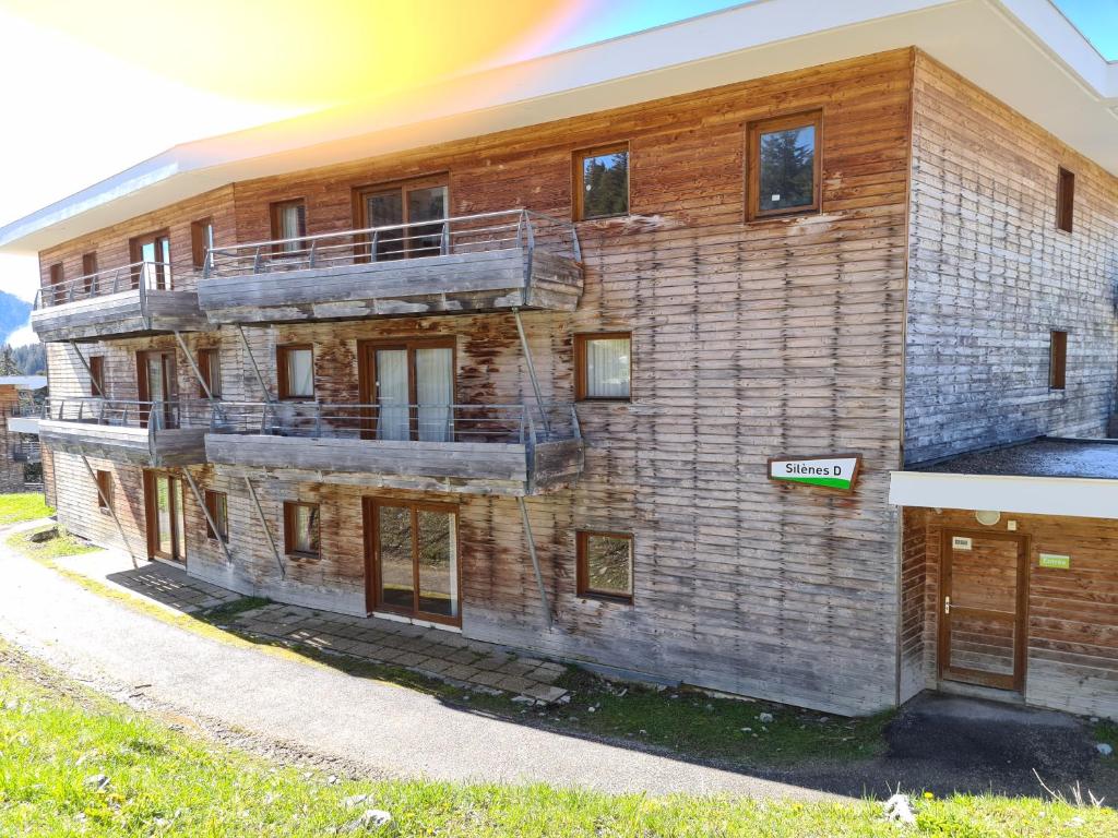 Appartement Rez de chaussée confortable dans les Villages du Bacha idéalement placé à 100 m de l'Ecole de Ski Route de Bachat Bouloud bâtiment silènes D, 38410 Chamrousse