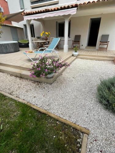 appartement rez de villa proche port et plages de Sanary