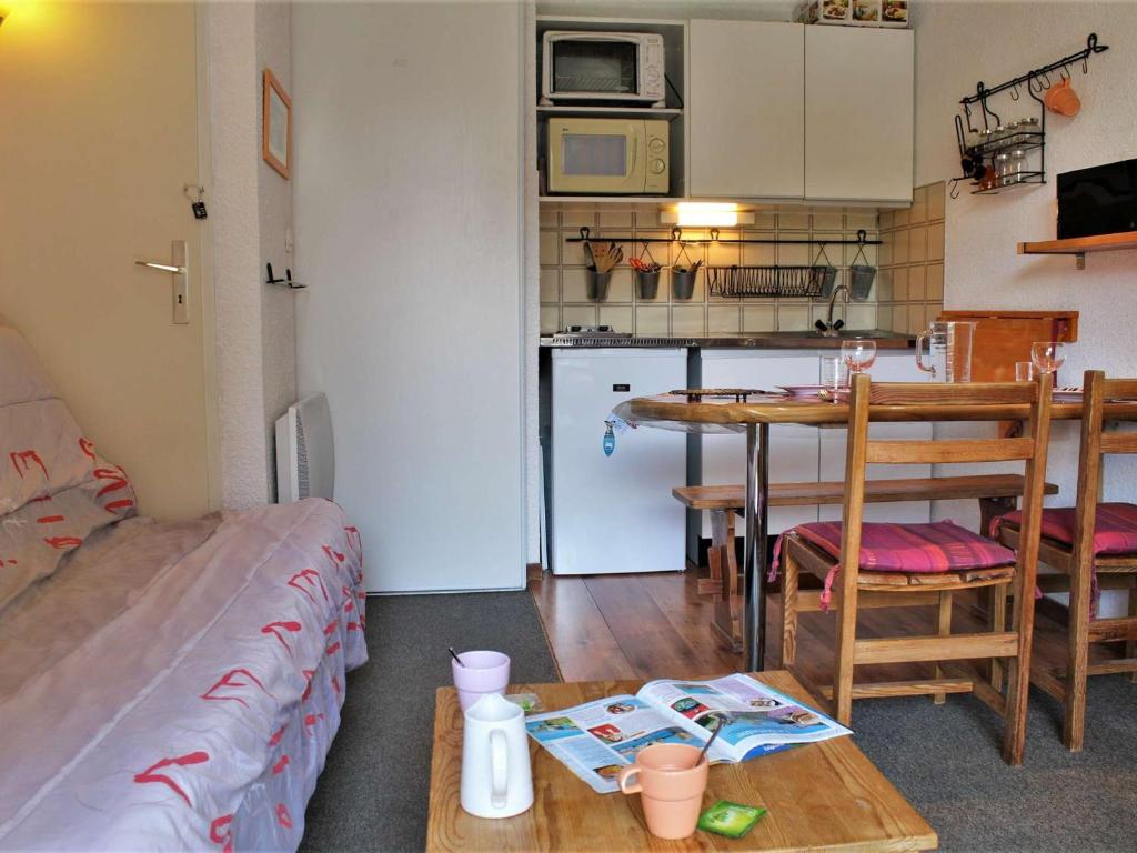 Appartement Appartement Risoul, 1 pièce, 4 personnes - FR-1-330-550 APPARTEMENT N°207 ENTREE B1 05600 Risoul