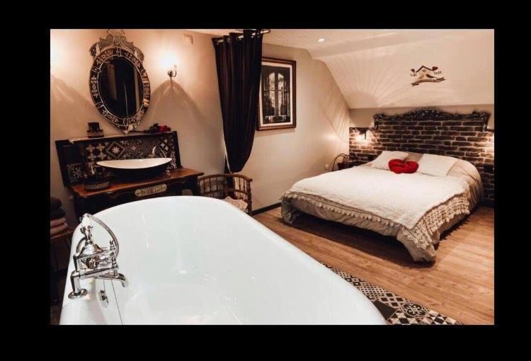 Appartement romantique parisien, baignoire rétro au pied du lit 33 Rue de Lille, 62200 Boulogne-sur-Mer