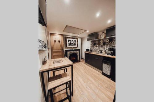 Appartement romantique parisien, baignoire rétro au pied du lit