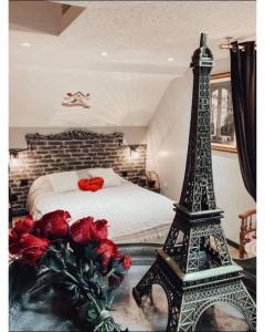 Appartement romantique parisien, baignoire rétro au pied du lit