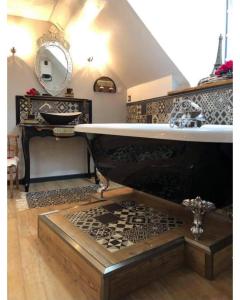 Appartement romantique parisien, baignoire rétro au pied du lit
