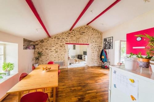 Appartement rouge avec jardin
