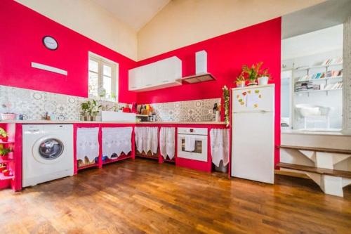 Appartement rouge avec jardin