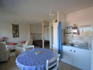 Appartement Ruoms, 1 pièce, 2 personnes - FR-1-382-151