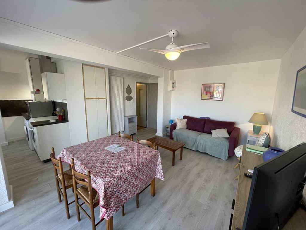 Appartement Appartement Saint-Cyprien, 2 pièces, 6 personnes - FR-1-106-69 Résidence PORT DES SABLES Appt. N°14 bât B10 RUE CONDORCET 66750 Saint-Cyprien