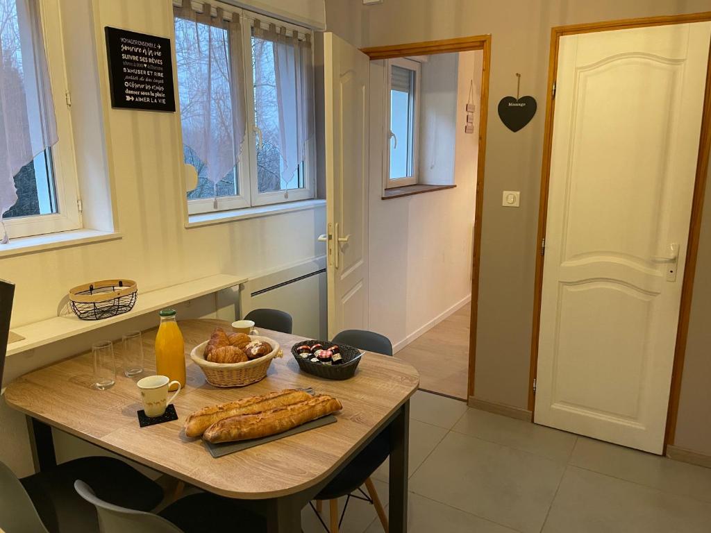 Appartement Appartement situé entre La Bresse et Gérardmer - 13 minutes des pistes de ski - 2 personnes - Cuisine équipé avec Four, plaque de cuisson, lave-vaisselle, Machine à café, Raclette 38 Route de Gérardmer 88250 La Bresse