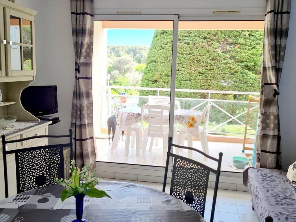 Appartement Appartement Six-Fours-les-Plages, 2 pièces, 4 personnes - FR-1-316-266 9 Allée du Mont Caume Résidence Cap Marine 83140 Six-Fours-les-Plages