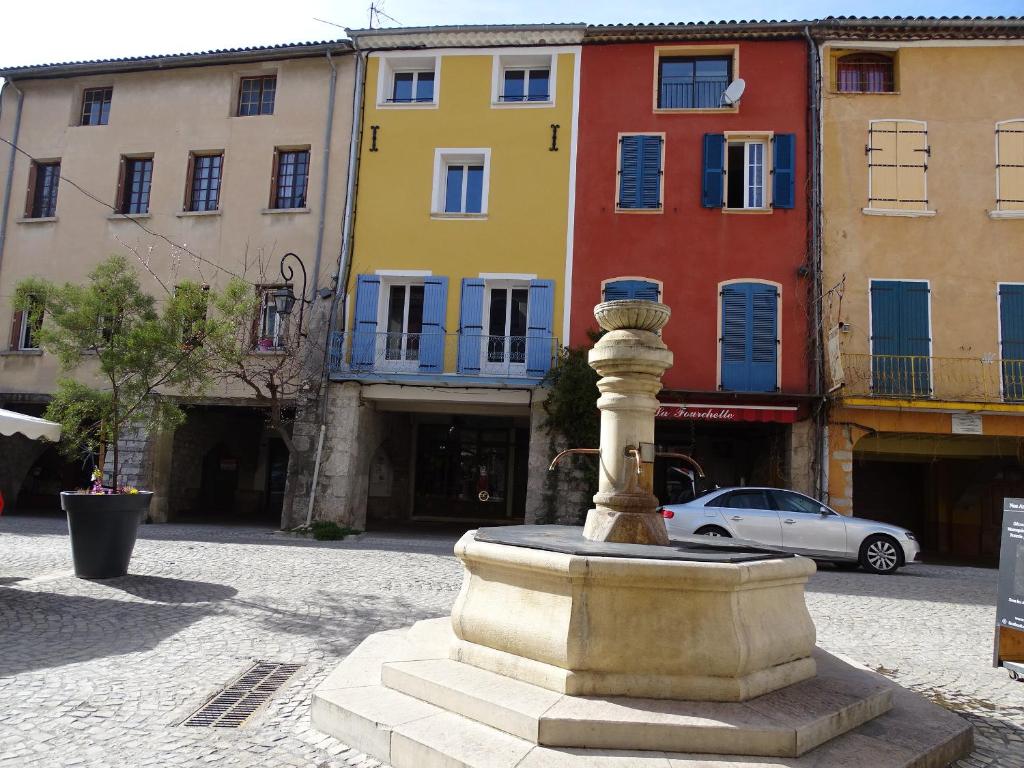 Appartement spacieux 6 personnes très lumineux 2ème étage 12 Place du Marché, 26170 Buis-les-Baronnies