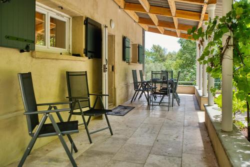 Appartement spacieux dans une villa avec terrasse et jardin à Ventabren