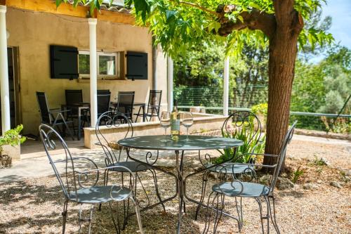 Appartement spacieux dans une villa avec terrasse et jardin à Ventabren