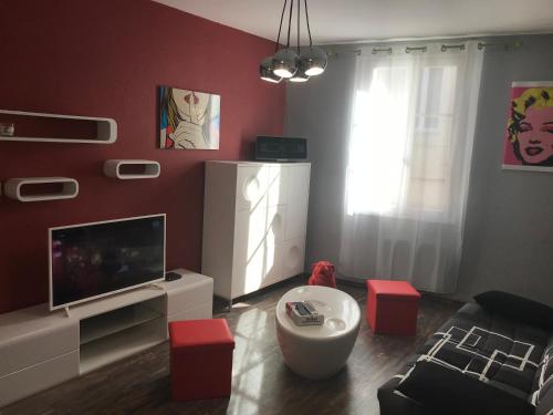 APPARTEMENT STYLE POP ART avec GARAGE CENTRE HISTORIQUE BEZIERS