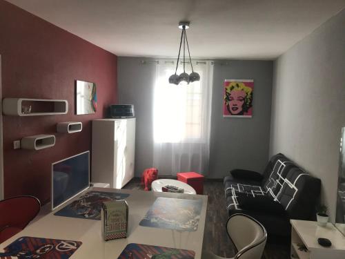 APPARTEMENT STYLE POP ART avec GARAGE CENTRE HISTORIQUE BEZIERS