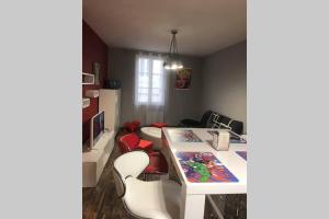 APPARTEMENT STYLE POP ART avec GARAGE CENTRE HISTORIQUE BEZIERS