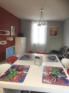APPARTEMENT STYLE POP ART avec GARAGE CENTRE HISTORIQUE BEZIERS