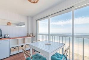 Appartement surplombant la plage de bonne source