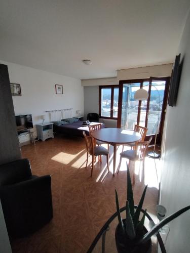 Appartement appartement T1 Château Durieux IV vue Lac 9 Boulevard des Côtes 73100 Aix-les-Bains Rhône-Alpes