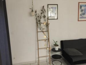 APPARTEMENT T2 avec TERRASSE ds maison de village pres d avignon