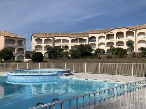 Appartement T2 cabine, capacité 4 personnes, à 600 m de la plage