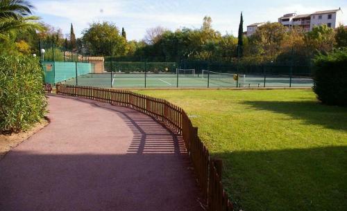 Appartement T2 dans une résidence calme avec piscine, terrain de tennis, pétanque et proche de la mer