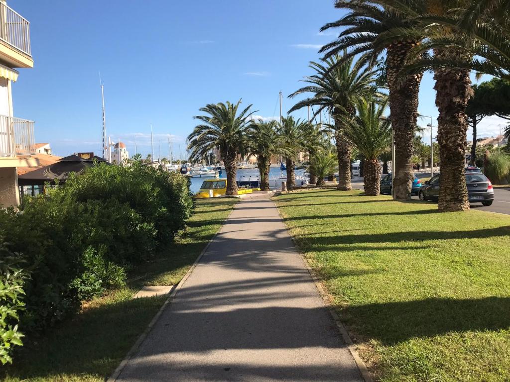 APPARTEMENT T2 GRUISSAN PLAGE DANS RÉSIDENCE CALME Boulevard du Pech Maynaud la Farigoule 1 appart 19, 11430 Gruissan