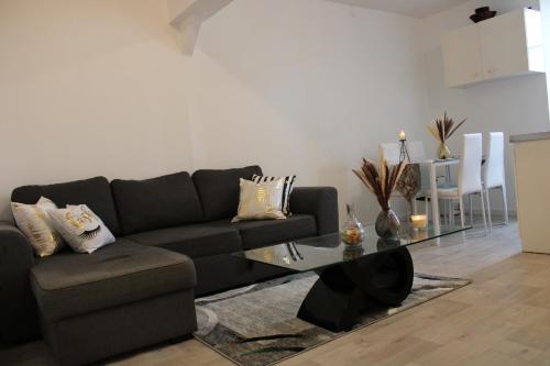 Appartement T2, meublé et chaleureux; tout compris, juste en face de la gare