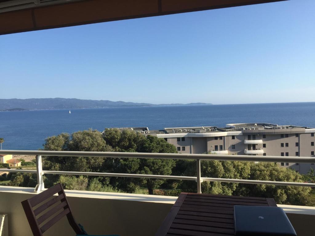 Appartement T3 classé 3 étoiles vue mer avec terrasse ,plage 2 minutes à pied résidence du Parc Lucie immeuble capo Rosso 10 Boulevard Stephanopoli de Comene, 20000 Ajaccio