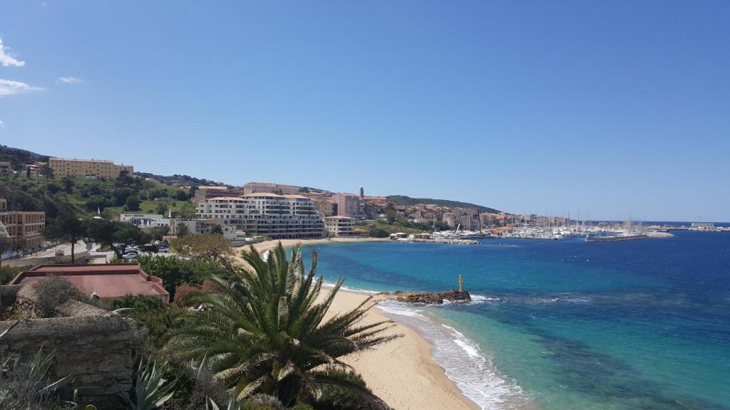 appartement T3 terrasse vue mer pieds dans l eau 5 route de la corniche, 20110 Propriano
