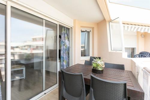 Appartement T3 terrasse vue sur mer, piscine, parking, wifi et clim