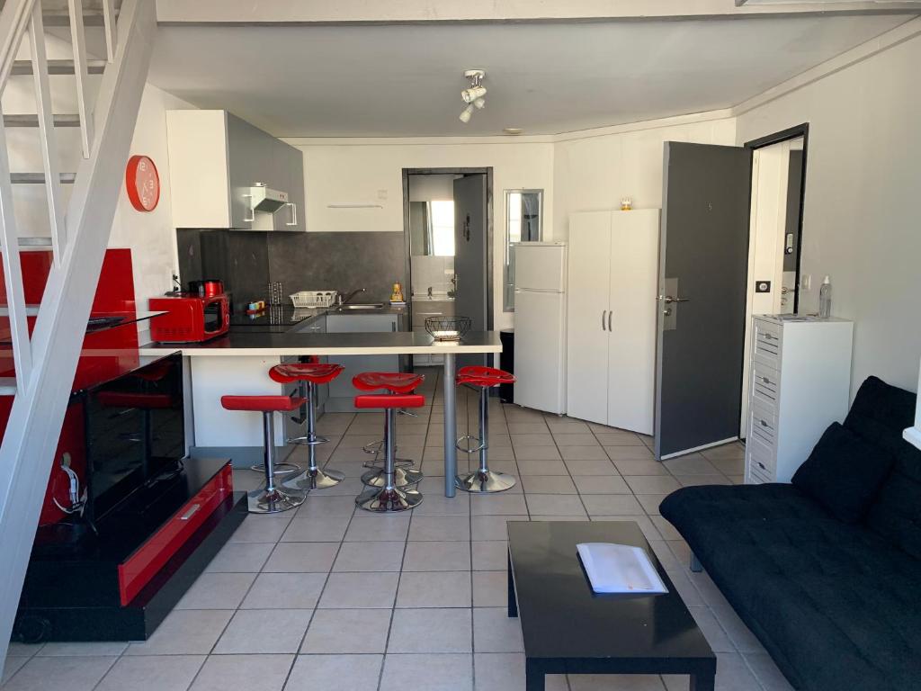 Appartement T3 tout confort en duplex à 15mn à pied du centre-ville avec TV et Wifi 46 rue des Gonthières 17000 La Rochelle, 17000 La Rochelle