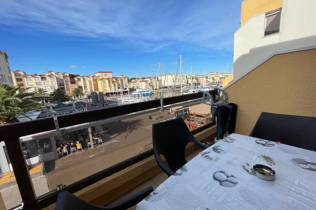 Appartement terrasse sur le port, piscine, tennis Place des Amures, 11430 Gruissan