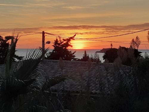 Appartement terrasse vue mer, plage gorguette à 1 minute à pied, wifi,clim, parking clos privatif