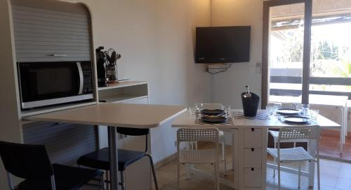 Appartement terrasse vue mer, plage gorguette à 1 minute à pied, wifi,clim, parking clos privatif